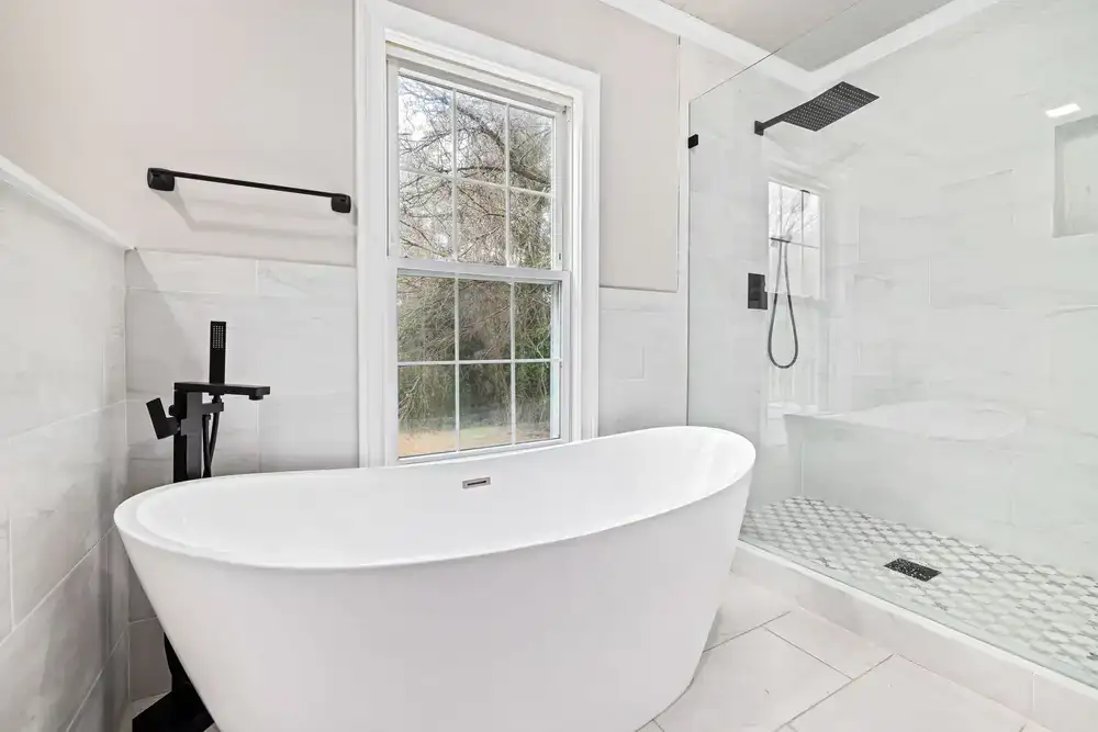 Elegant freestanding bath tub in modern setting
